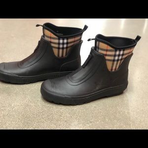 Women’s Burberry Rain boot size 41